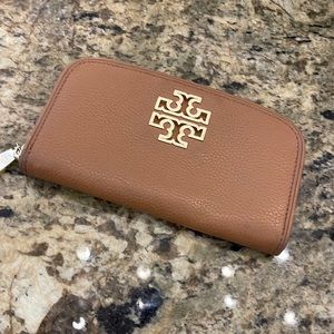 Tory burch zipper wallet.